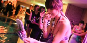 【迈博娱乐】JKF空中VIP泳池派對 // 四腳朝天俏女神！對的角度帶你上天堂