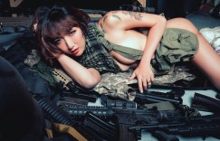 【迈博娱乐】吃雞也能這麼性感！「排球女神」尺度全開，火辣胴體引爆視覺火藥庫！