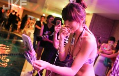 【迈博娱乐】JKF空中VIP泳池派對 // 四腳朝天俏女神！對的角度帶你上天堂