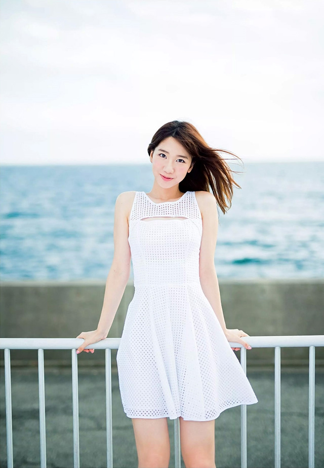 AKB48柏木由纪亲密照后复出 拍写真海边沙发展性感