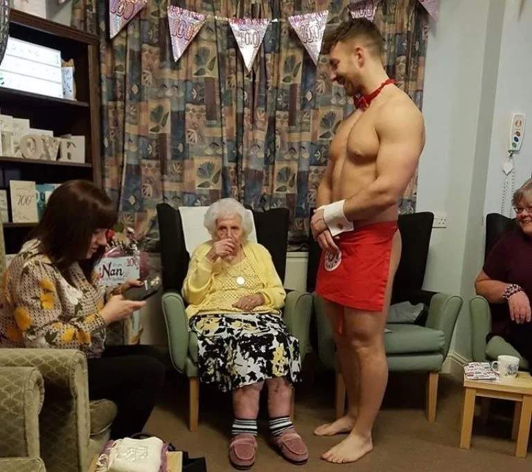 百岁老人实现愿望 猛男裸体围裙庆祝百岁生日