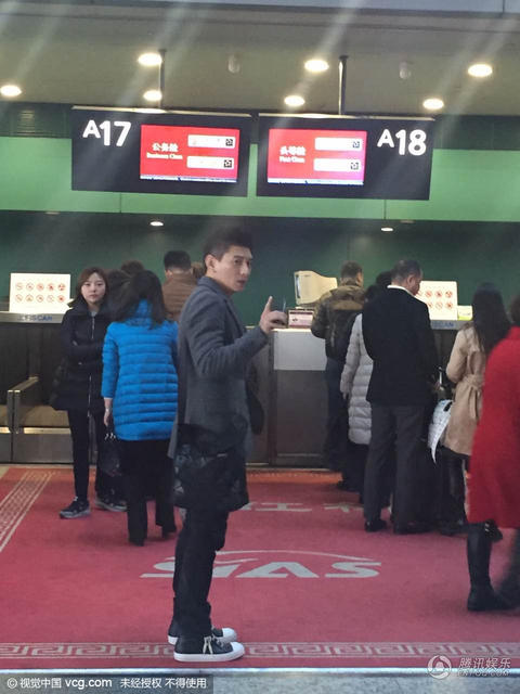 吴奇隆低调现身机场 “黑脸”制止跟拍忙打电话