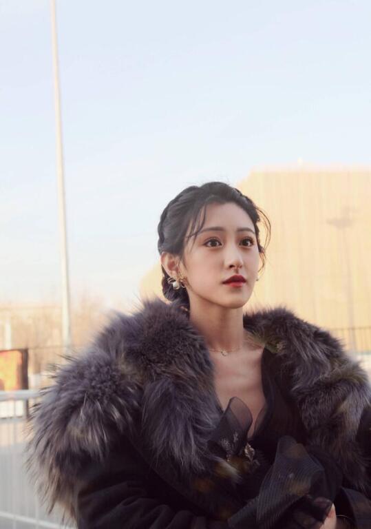 朱圣祎  “国际时尚周丝路凝聚力盛典”年度新锐演员美照分享及个人资料