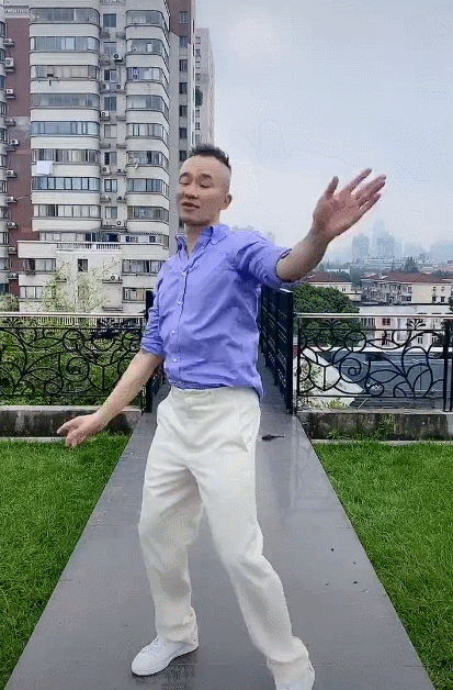 上海主持人程雷露台大跳热舞 动作妖娆超自信！