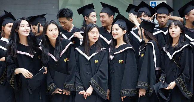 张婧仪拍毕业照时站在郭子凡前面，好像霸道女总裁和犯错的下属