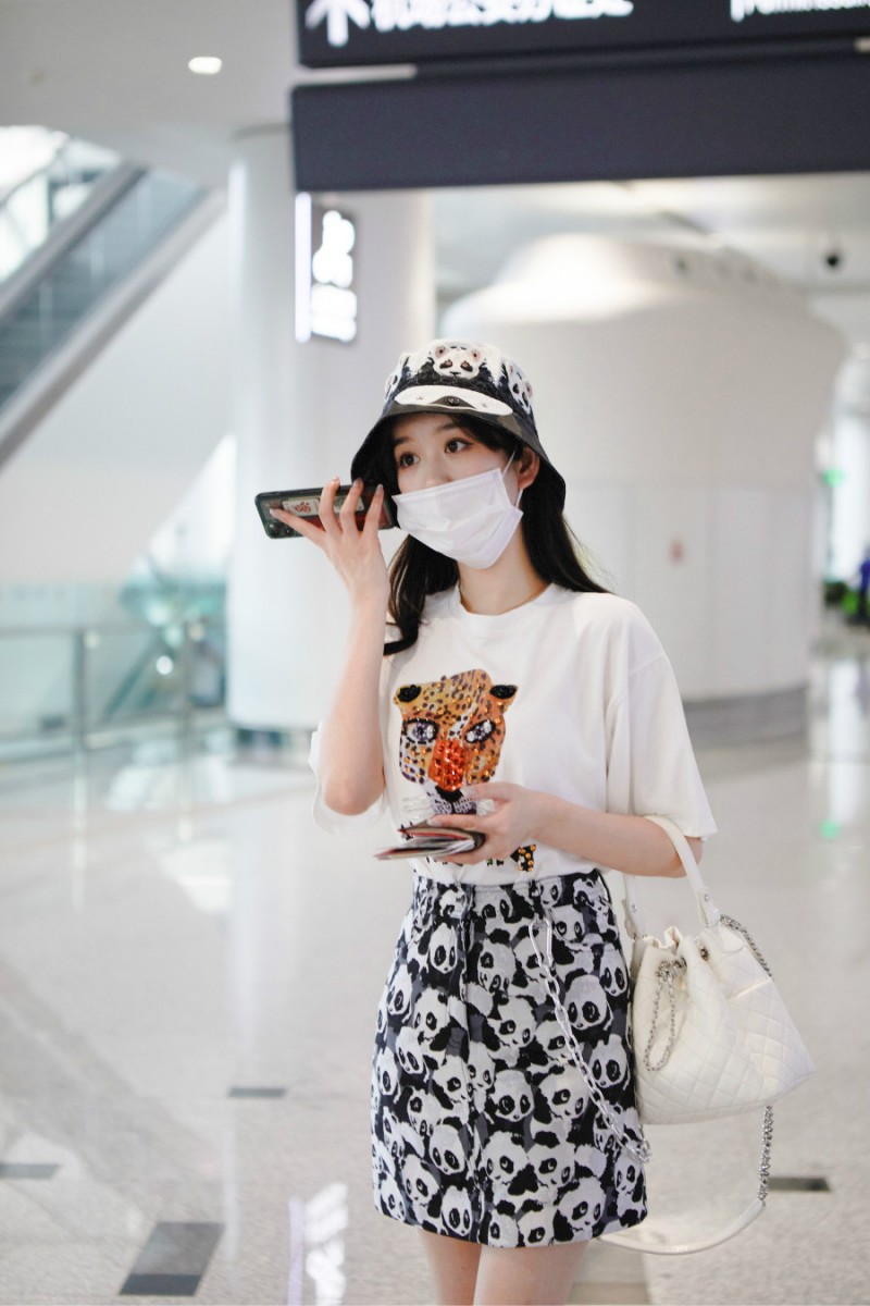 文竹机场街拍曝光 熊猫穿搭超抢镜