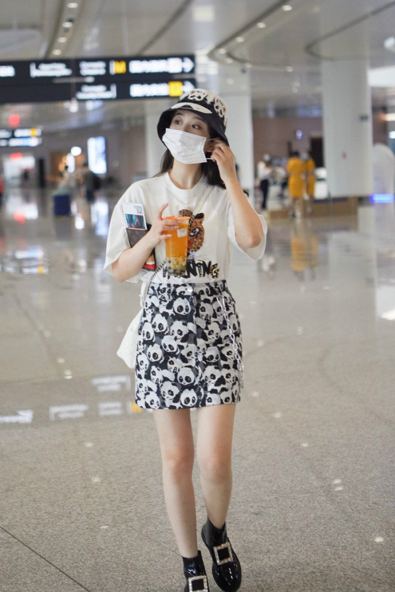 文竹机场街拍曝光 熊猫穿搭超抢镜