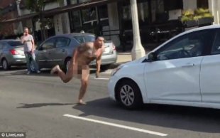 瘋了！裸男狂吼一聲 飛衝直撞來車