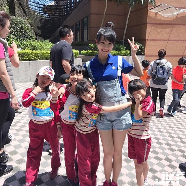 我都想報名幼稚園了！神等級「康橋幼稚園」老師Sindy林韻琳，可愛虎牙、水汪大眼又親切